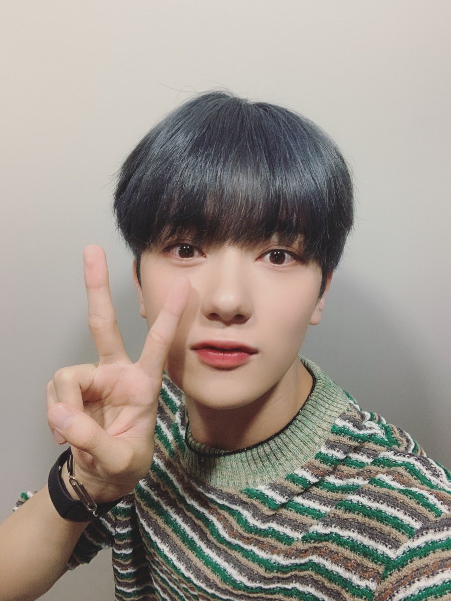 [#신예찬]
세어봐 무대로 마지막 음악방송을 마무리했어요ㅠㅠ
응원하고 사랑해 준 원더랜드 너무 고맙구 사랑해요~❤

#원더나인 #1THE9
#SHINYECHAN
#GoodBye1THE9 #세어봐