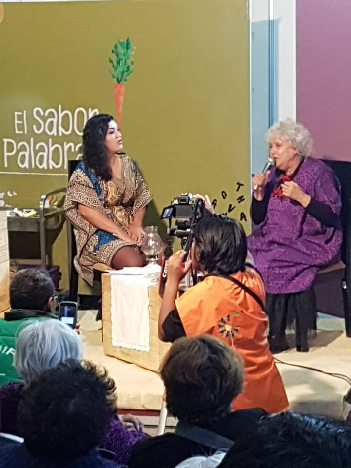 VisceralArauz's tweet photo. #GastronomíaBoliviana
Hace 2 años tuve el honor de ser invitada a dialogar sobre #Gastronomía y #literatura con la autora de "Como agua para #chocolate", Laura Esquivel. Aunque es un evento q no se olvida, el feisbug me recuerda este momento emocionante en la #FIL2018 #LaPaz. https://t.co/6Y78zkucya