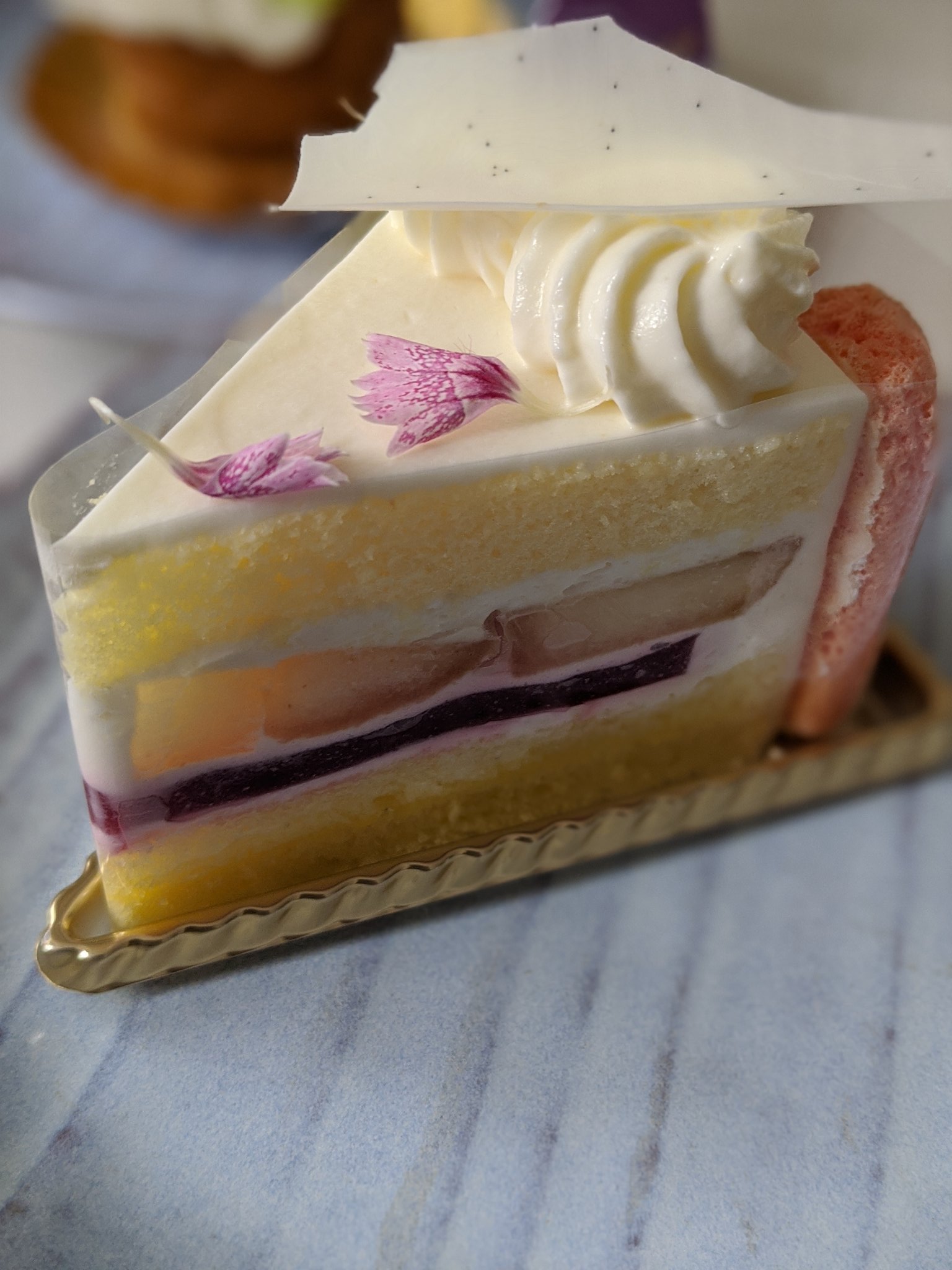 フジノシン インターコンチネンタル東京ベイ ピーチショートケーキ 桃はショートケーキ にすると 水っぽさを感じで味がぼやけがちになりますが これは香りの強い赤桃のジュレを入れることで桃のショートケーキとしての味のバランスが良くなっている