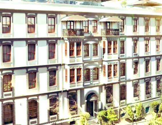 ethemmurat's tweet photo. @Meral_Akcay Meral Hanım;merdivenlere konu olan ev de geçtiğimiz yıllarda özgün mimarisine uygun olarak çok güzel restore edildi. @hoteldecamondo https://t.co/f4upmjHWdK