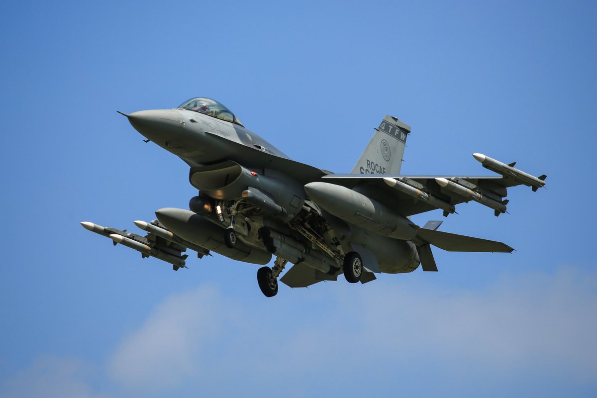 gamblers21's tweet photo. 中華民國空軍F-16V，毒蛇
#rocaf #f16v https://t.co/sZmRnwJxLT