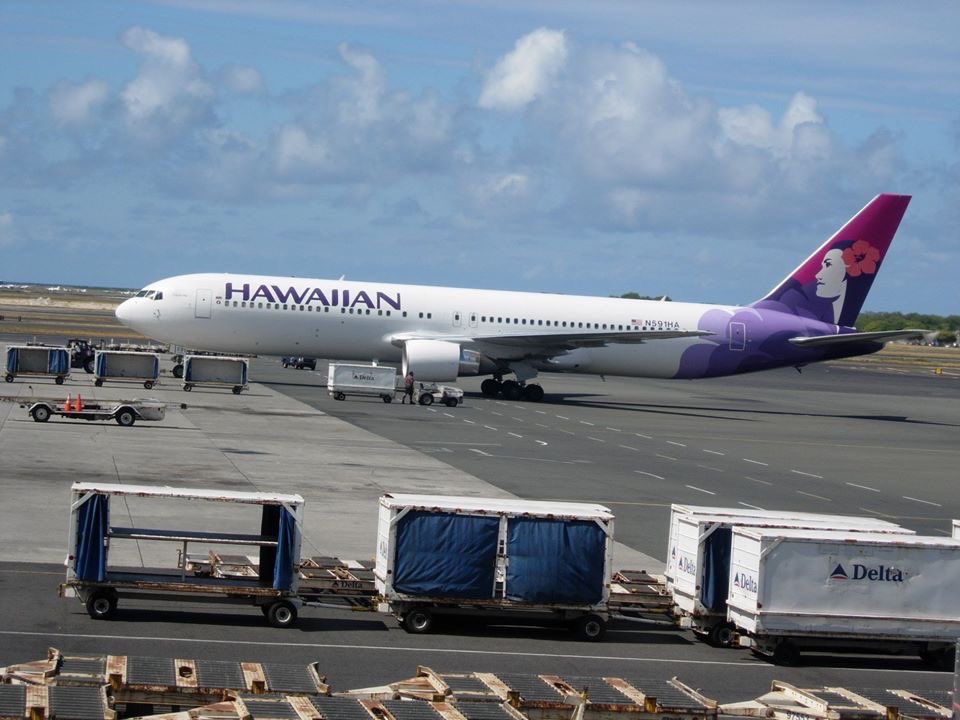HawaiiloverRie's tweet photo. Hawaiian Airlines 
ハワイアン航空

機内で貰えたアメニティ紹介☘️
①ブランケット
②アイマスク
③イヤホン
④耳栓
このパッケージが可愛いですよね❤️

ハワイへ旅行できる日が待ち遠しいです！
#頑張れ #頑張る #hawaii #ハワイ #hawaiianairlines #ハワイアン航空 #ハワイアン航空アメニティ https://t.co/qOOceQ3x6Y