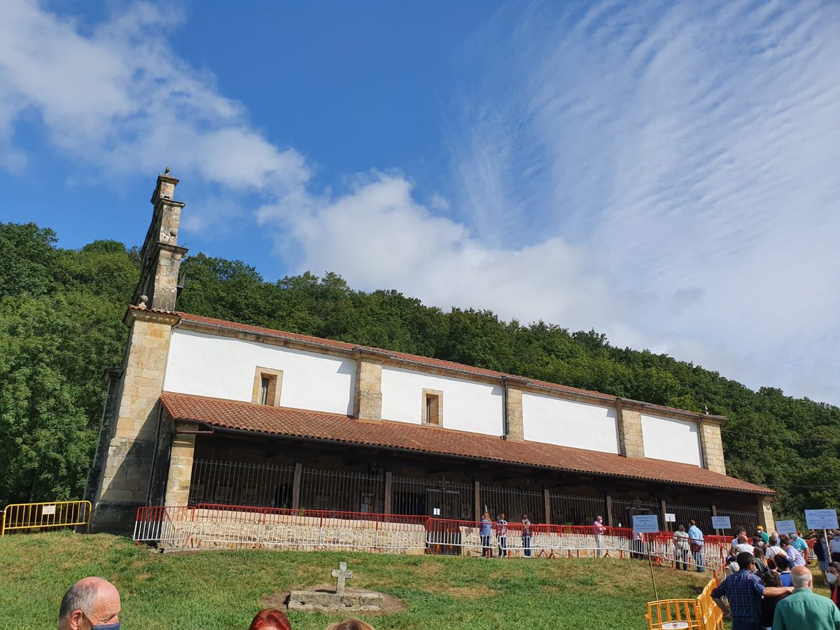 NoeliaCoboP's tweet photo. Esta mañana he pisado la pradera de #Valvanuz en una mañana atípica pero con las ganas de volver a verla en su esplendor el próximo año.
Tradiciones de #Cantabria en tiempos de #Covid_19.
¡VIVA V🅰️LV🅰️NUZ!
#SocialistasDeCantabria🤍❤️ https://t.co/FBKxwFbmX8