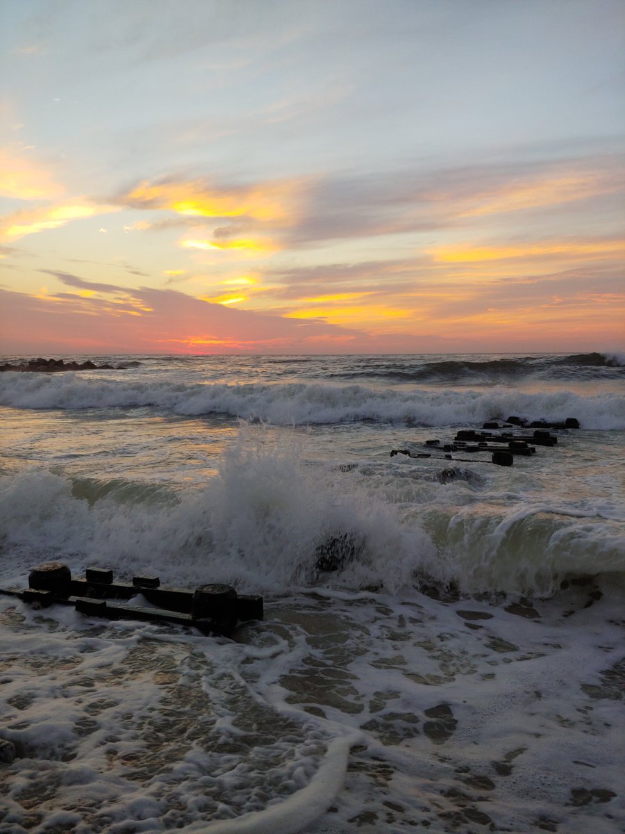 ShimmyShimmyK8's tweet photo. "Hello, Mr Sun
Today's the day we change our plans
And end the war against our own selves
Goodbye, Mr Rain
Your time as come, your time has gone
So send your grey skies to someone else."
#sunrise #helloMrSun https://t.co/Q9RXo5rAmW