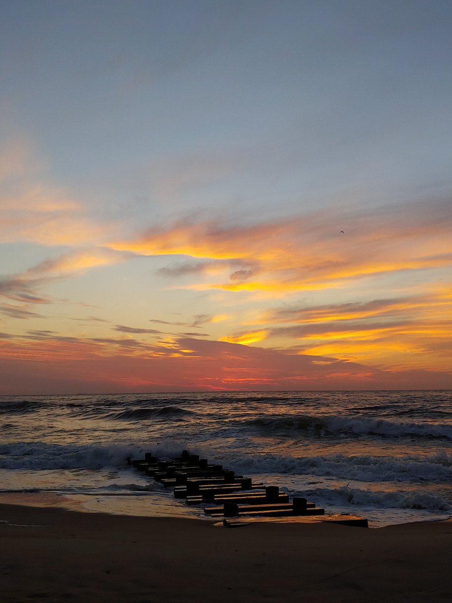 ShimmyShimmyK8's tweet photo. "Hello, Mr Sun
Today's the day we change our plans
And end the war against our own selves
Goodbye, Mr Rain
Your time as come, your time has gone
So send your grey skies to someone else."
#sunrise #helloMrSun https://t.co/Q9RXo5rAmW