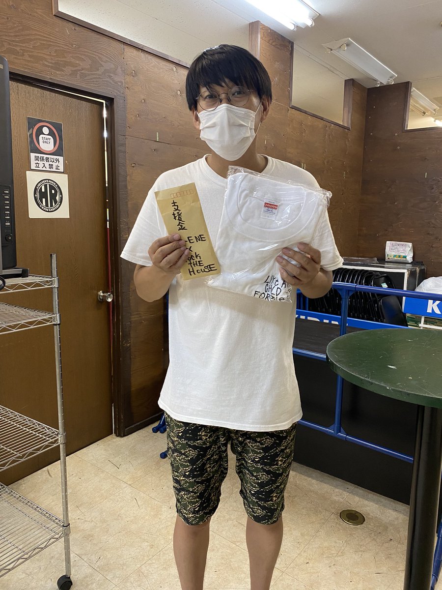 UDEEE_0287's tweet photo. 【ご報告】
ご購入頂いたTシャツ130枚分の売上金を本日HEAVEN'S ROCK様、HELLO DOLLY様へ渡して来ました！
(dada様は明日渡します)

地元の遊び場を守る為に何かやりたかった俺達にご協力頂いた皆さま！

本当にありがとうございました！

また笑って遊べる日が来るまで今出来る事をがんばっぺよ！！！ https://t.co/1agFkAZjl9
