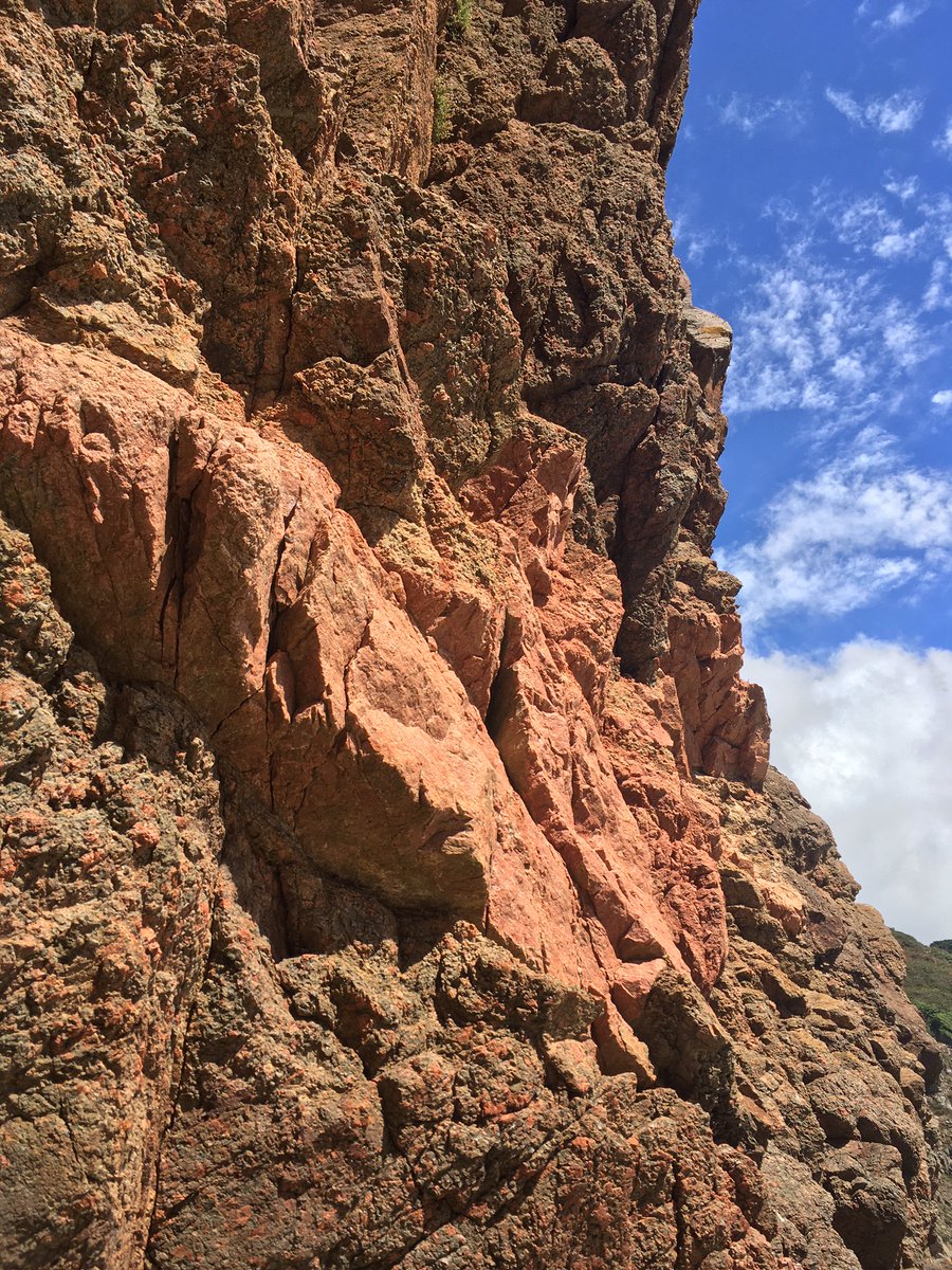 RichardXof55's tweet photo. Is this the reddest ‘pink’ granite on the island? It’s gneiss in the sunshine on the South Coast #PetitBot #Guernsey @VisitGuernsey https://t.co/SctAFWb9IH