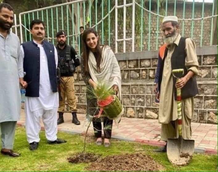 burhan_zeb's tweet photo. کارل مارکس سہی کہتا تھا کہ کام کوئی اور کرتا ہے اور کریڈٹ کوئی اور لیتا ہے۔😅
#materialisticWorld 👇👇 https://t.co/STjttMDlbu