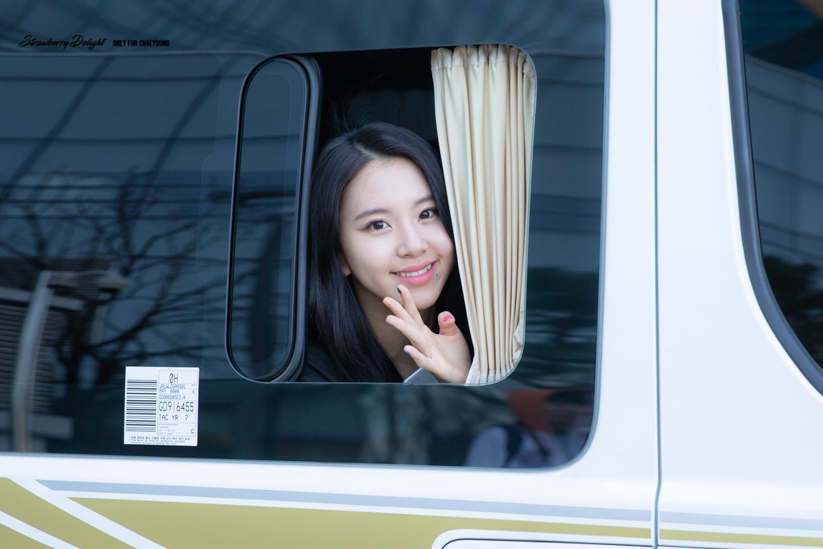 a thread of son chaeyoung peeking through the car window