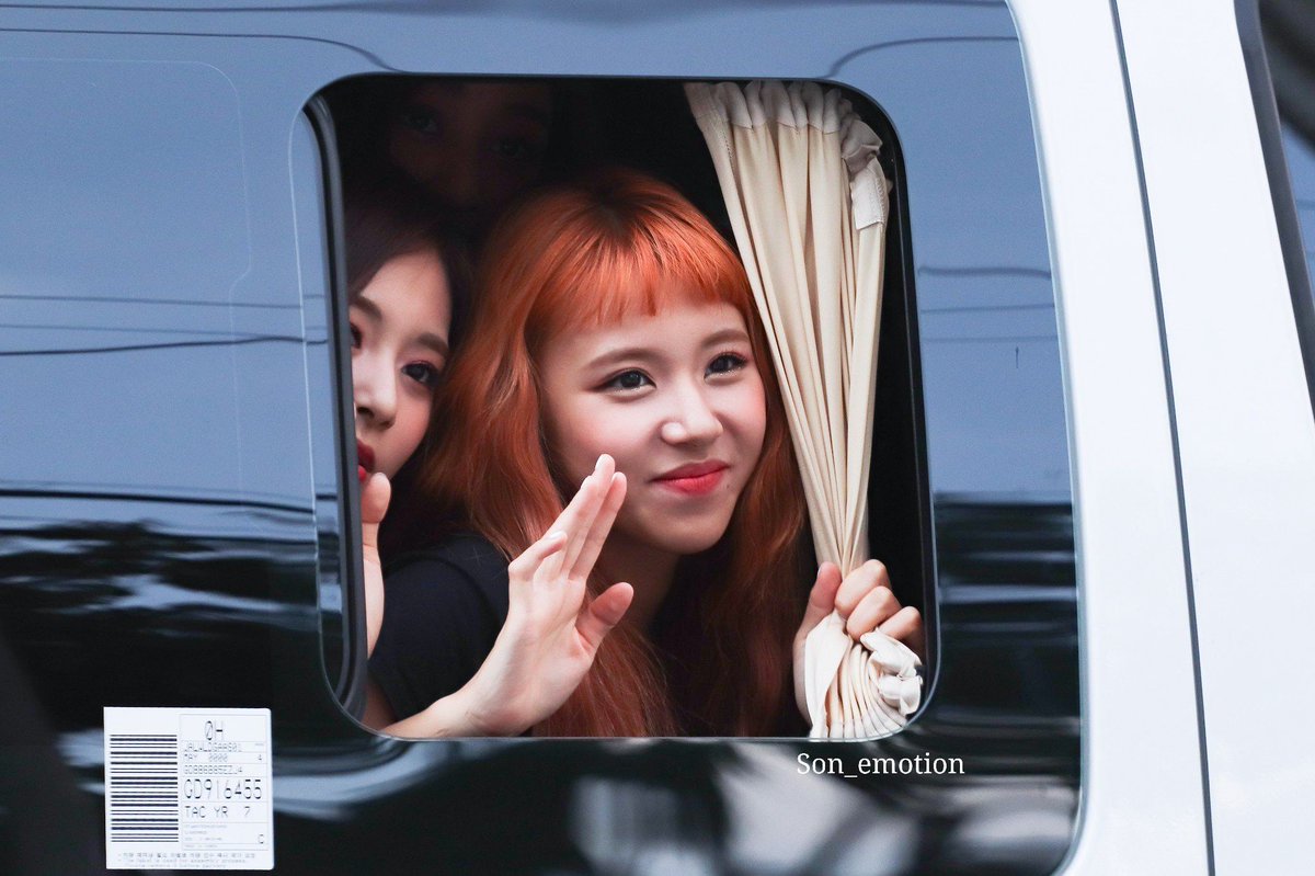 a thread of son chaeyoung peeking through the car window