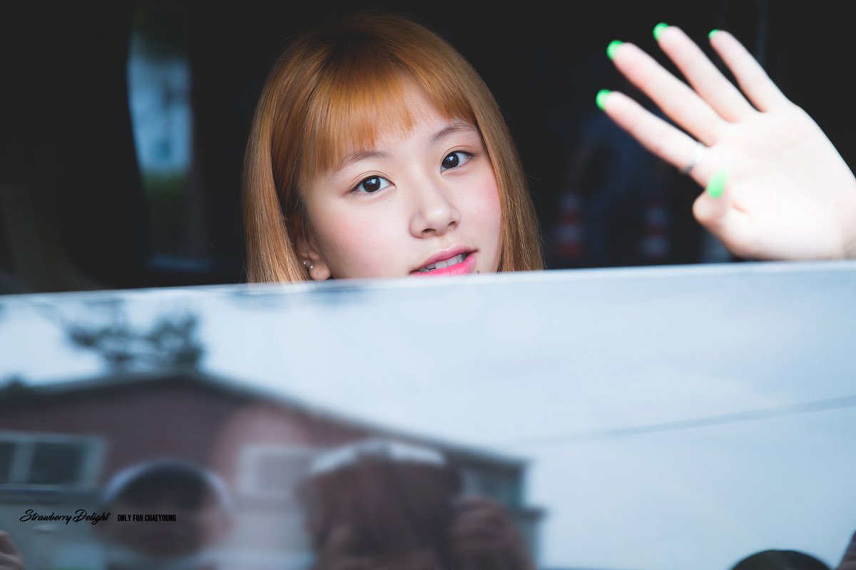 a thread of son chaeyoung peeking through the car window