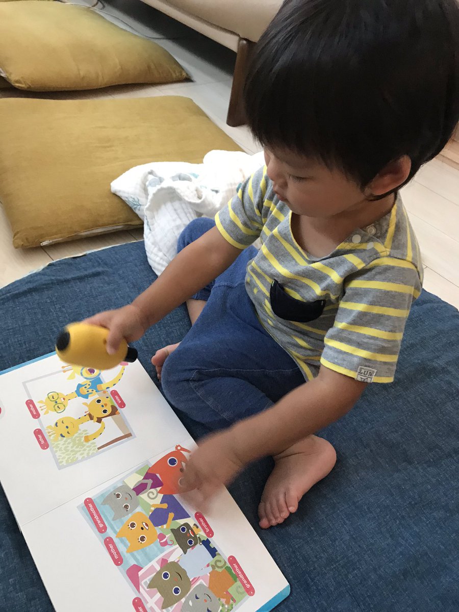 zn_too's tweet photo. 息子、怪獣なので、タ���チペンとその絵本はしばらく与えられないな…と思って購入後隠したものの、数日しないうちに見つかってしまった。
使う時だけ渡すようにしたら、日に5回くらい出せと要求されるが、大切なものと分かったのか乱暴しなくなった。
毎回数分しか集中しないけれど良いおもちゃだわ。 https://t.co/JV0iJdfo5B