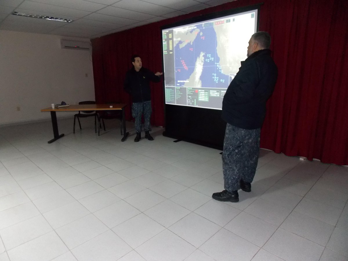 ESGUE3's tweet photo. JUEGOS DE GUERRA EN EL CURSO DE PASAJE
DE GRADO DE TENIENTES DE NAVIO
El 6 y 7 de agosto pasados, la Escuela de Guerra Naval en el marco de la asignatura Análisis de Encuentros, llevó a cabo el análisis de un hecho histórico naval mediante el uso del simulador táctico. https://t.co/zN0jkRZ7ua