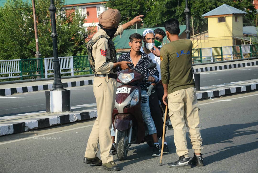 basiitzargar's tweet photo. Srinagar streets wear deserted look on Independence day https://t.co/34wPXLltVh