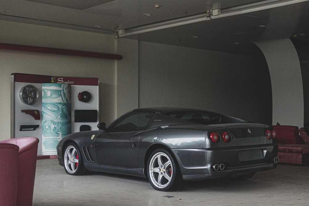 TinxeNews's tweet photo. Siêu xe Ferrari 575 Superamerica hiếm bị bỏ rơi suốt 8 năm khiến nhiều người xót xa👉👉👉https://t.co/DuIfcHcxGL https://t.co/L7u9WNzFjv