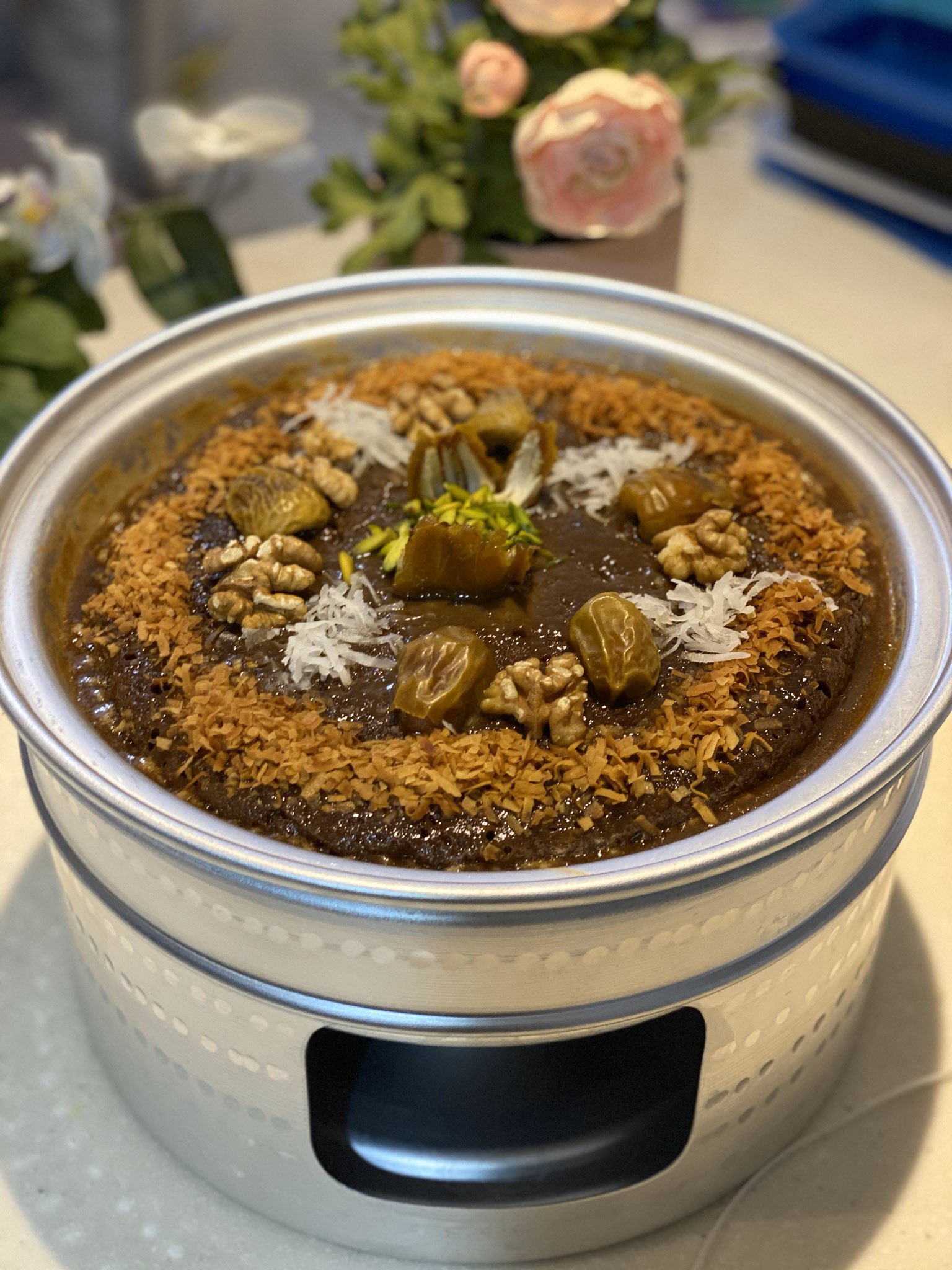 سليمان المحيميد V Twitter صديقة الأم لديها كعكة بودنغ التمر غير التقليدية التي تعطي الكثير من الشعور بالحنين. وتتجلى فيه نكهة التمر. تأتي ساخنة وتكفي لطلب من 10 إلى 12 شخصًا. هذا هو حسابها