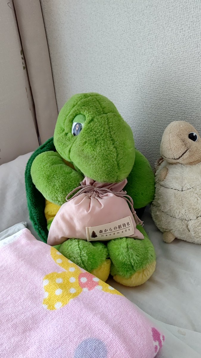 本日、ご招待いただきました。木の香りに癒されてさっそく枕元に。このプロジェクトにかかわれて嬉しいです。日野さん、裁縫部の皆様、スタッフの方々本当にありがとうございました。

#森からの招待状