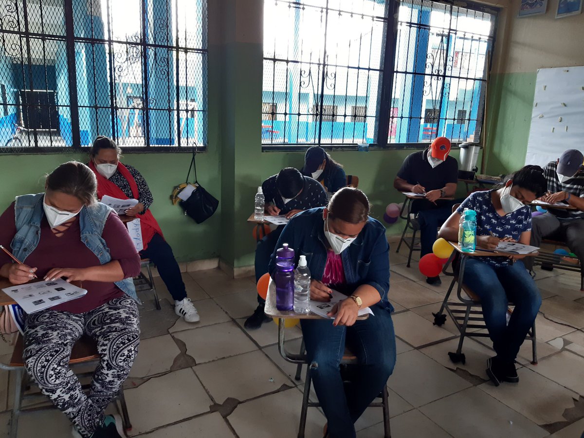 Mayriliss's tweet photo. Evaluación durante #capacitación a #enroladores #rnp  #identificate @mayramartzc https://t.co/oaqgZQS56i