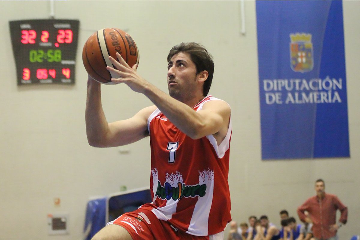 El base Roberto Rueda no continuará en el <a href="/cbalmeria/">CB Almería</a>. Tras varias temporadas meditando la decisión y llegando a participar solo en partidos como local o en momento de necesidad. El almeriense decide dar un paso al lado y seguir disfrutando del baloncesto pero de otra manera