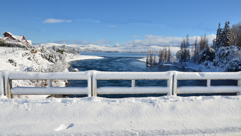 soymariche's tweet photo. #BuenSabado twitter 🧉
Nacimiento del #RioLimay Nahuel Huapi
Cuantas veces cruzamos ese puente?muchas!!
Frontera de Neuquén y Río Negro
#Polgen Inviernos que dejan su sello❄
Patagonia en dulce espera 🙄 https://t.co/fpGSucPEUA