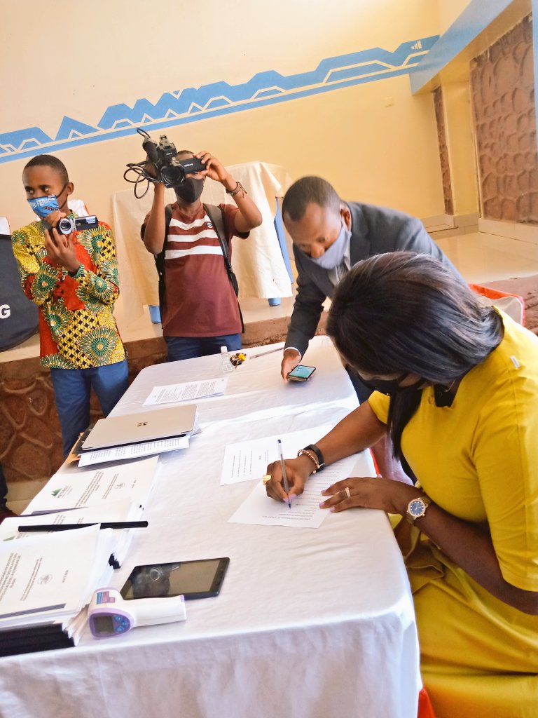 MbiyaJeff's tweet photo. #Lubumbashi nous nous félicitons d'avoir accompagné et facilité le processus de négociation jusqu'à la signature du cahier de charge RSE #Ruashimining et la communauté impactée grâce au projet exécuté par #OCE avec l'appui #Centrecarter  @JacquesKyabula @NRGInstitute https://t.co/RySuPe3Smw