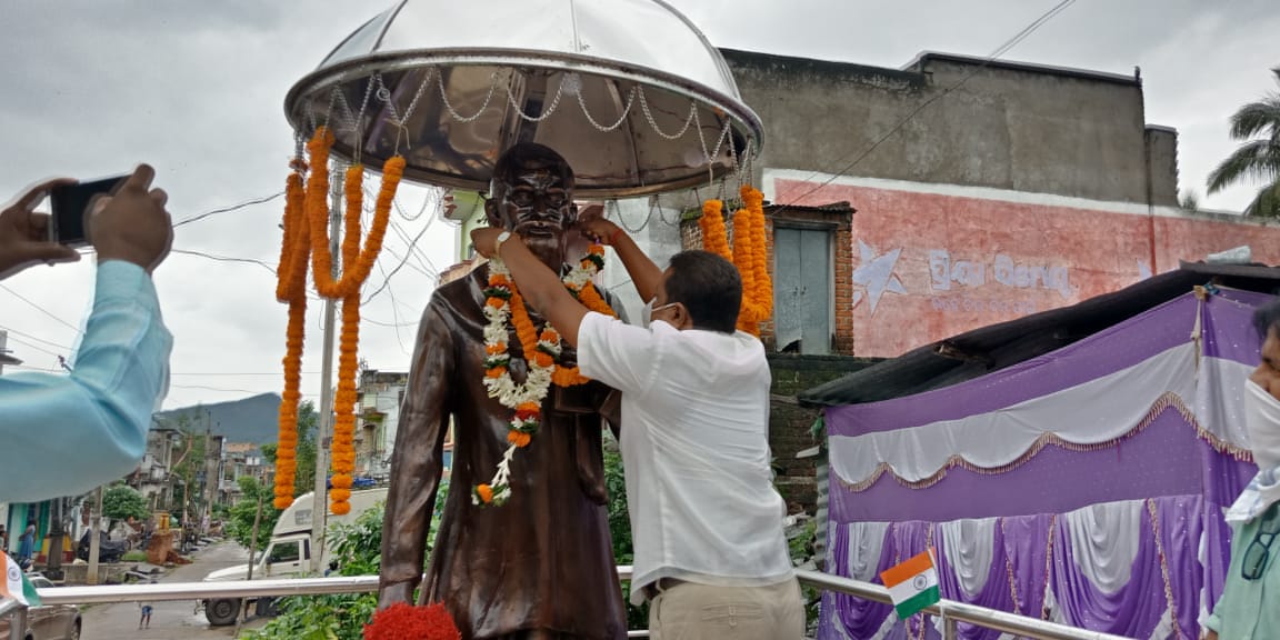 BJD4Ganjam's tweet photo. ୭୪ ତମ ସ୍ବାଧୀନତା ଦିବସ ଅବସରରେ ପୋଲସରା ମେନ ରୋଡ ଠାରେ ଉତ୍କଳମଣି ଗୋପବନ୍ଧୁ ଦାସ ପ୍ରତିମୂର୍ତ୍ତିକୁ ଉନ୍ମୋଚନ କରିଛନ୍ତି ପୋଲସରା ବିଧାୟକ ଶ୍ରୀଯୁକ୍ତ ଶ୍ରୀକାନ୍ତ ସାହୁ । ପୋଲସରା ବ୍ଲକ ବିଡ଼ିଓ, ତହସିଲଦାର, ଥାନା ଅଧିକାରୀ, ନିର୍ବାହ ଅଧିକାରୀ ଓ ବହୁ ମାନ୍ୟଗଣ୍ୟ ବ୍ୟକ୍ତି ଉପସ୍ଥିତ ଥିଲେ।

@Ganjam_Admin
@bjd_odisha https://t.co/imDbDz8YDY