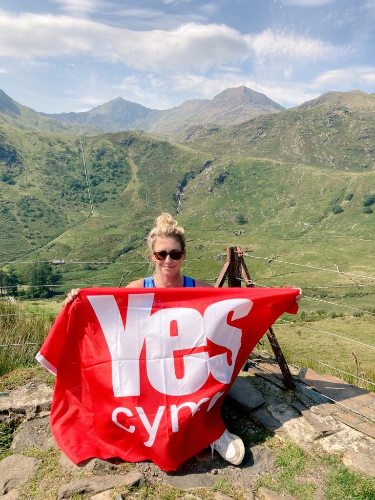 Flying the @YesCymru flag
#YrWyddfa #CribGoch #Eryri #IndyWales #Annibyniaeth