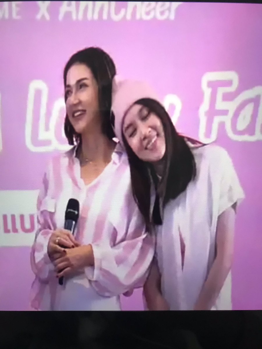 jannetnth's tweet photo. อะไรมันจะซบกันเก่งขนาดนั้นนนน #CHAMExAnnCheer https://t.co/8KHNhHt7c0