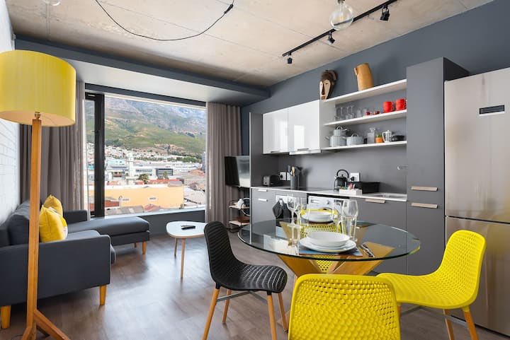 whoistroniiq's tweet photo. Western Cape. Cape Town places to stay. Thread. 

Urban &amp; edgy studio apartment with views. R700/night. 

📍 Cape Town. Western Cape. South Africa. https://t.co/cR0eDX5EIx