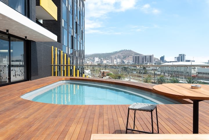 whoistroniiq's tweet photo. Western Cape. Cape Town places to stay. Thread. 

Urban &amp; edgy studio apartment with views. R700/night. 

📍 Cape Town. Western Cape. South Africa. https://t.co/cR0eDX5EIx