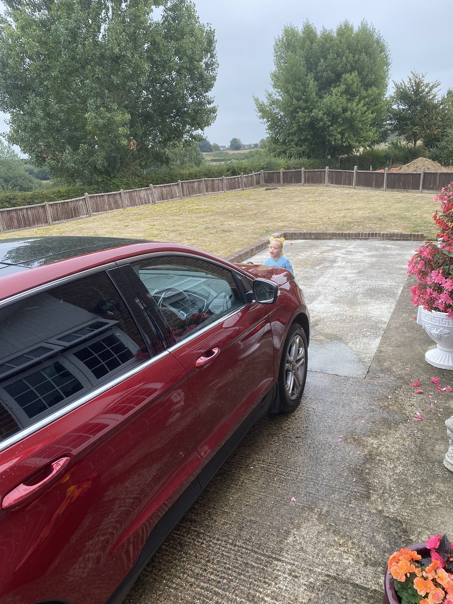 wayne5pfc's tweet photo. Tia wanted to clean the cars and water the flowers she done a fantastic job👍 https://t.co/xz0DcO3zDY