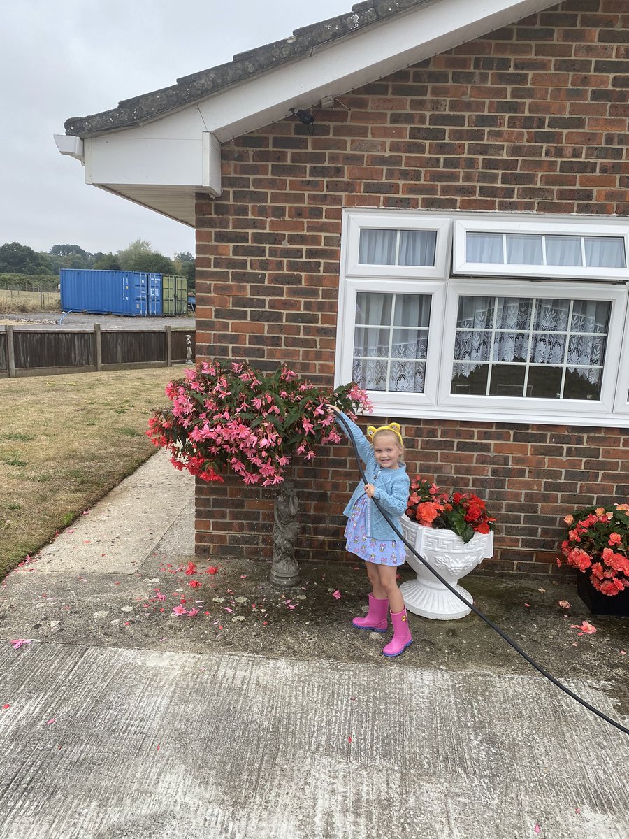 wayne5pfc's tweet photo. Tia wanted to clean the cars and water the flowers she done a fantastic job👍 https://t.co/xz0DcO3zDY