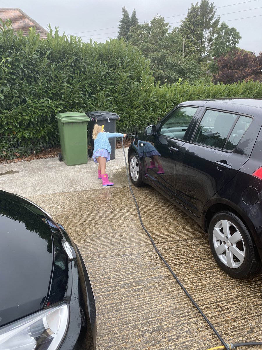 wayne5pfc's tweet photo. Tia wanted to clean the cars and water the flowers she done a fantastic job👍 https://t.co/xz0DcO3zDY