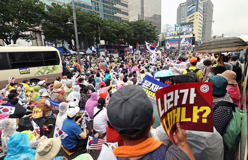 วันนี้เกาหลีมีประท้วงเกี่ยวกับการทำงานของรัฐบาลอีกแล้ว เห็นมั้ยว่าประเทศที่มีเสรีภาพในการแสดงออก เค้าสามารถเรียกร้องในสิ่งที่เค้าควรได้ โดยที่ไม่ต้องกลัวอะไรทั้งสิ้น