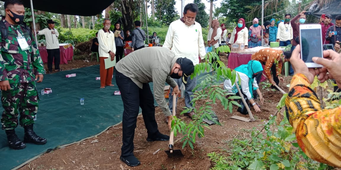 de_shineba's tweet photo. Bersama Wakil Bupati Musi Banyuasin, Sumsel, pd penutupan kegiatan Sekolah Lapang Petani Gambut, Pengelolaan Lahan Tanpa Bakar yg diselenggarakan oleh Kedeputian 3 @BRG_Indonesia . 

@Myrnasafitri 
@benihernedy 

#CegahKarhutla
#lanjutkanrestorasigambut 
#DesaPeduliGambut
#PLTB https://t.co/QcdZtwtLDa