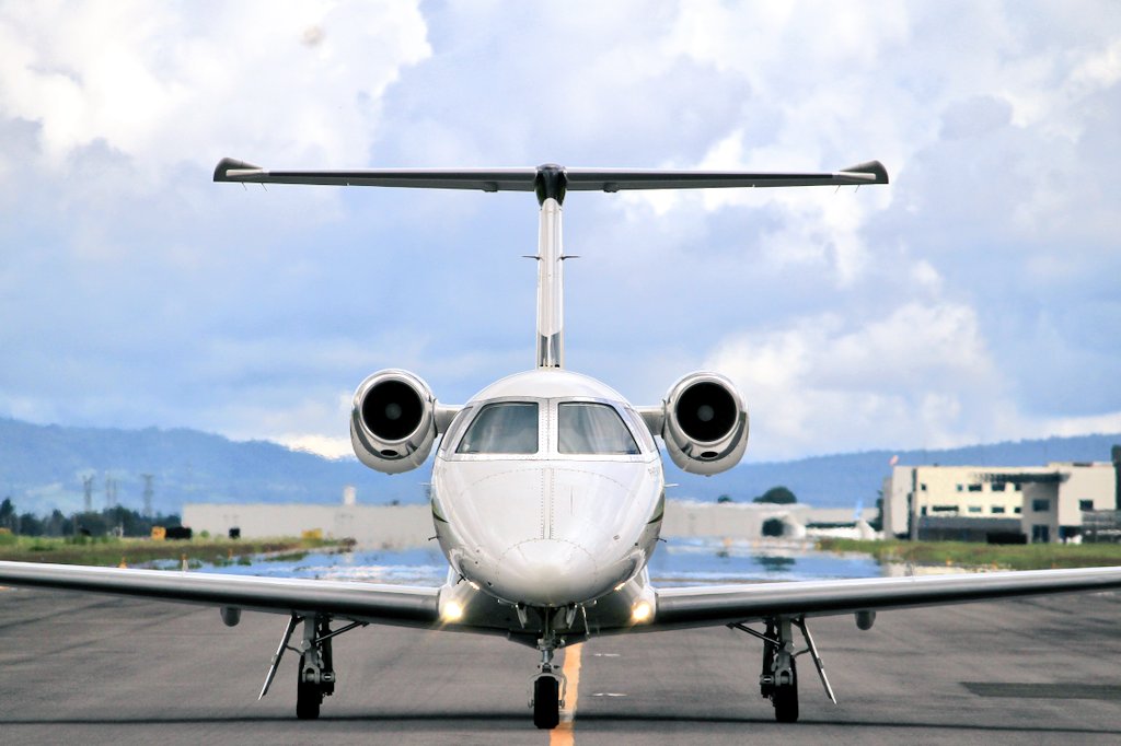 XBRomeoDeltaYan's tweet photo. Puro @embraer
#phenom100 #Legacy600 #BizAv #phenom100 #Legacy600 #bizjet #AvGeek #planesspotting #aviationlovers #aviationdaily #aviationphotography #FlyPrivate #AirplaneTime #privatejets #flyAcross #businessAviation https://t.co/H2TzOtAwGs