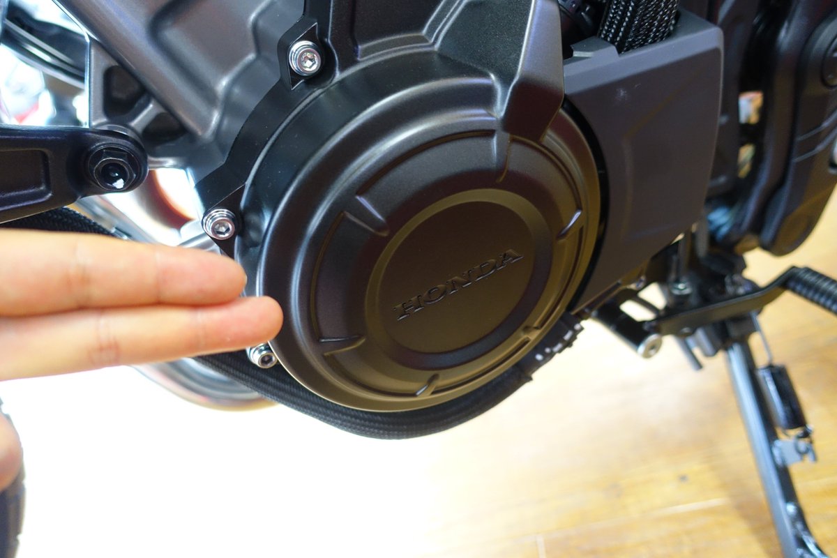 とろはち Unlimited 400x Works メーター周り Cbr650rと同型 大きくなって視認性向上 オプションのusb電源は キーシリンダーの左横 丸い穴ぽこにソケットが来るので そこから各端末へ接続 ナビ代わりのスマホは メーター上部の標準マウント