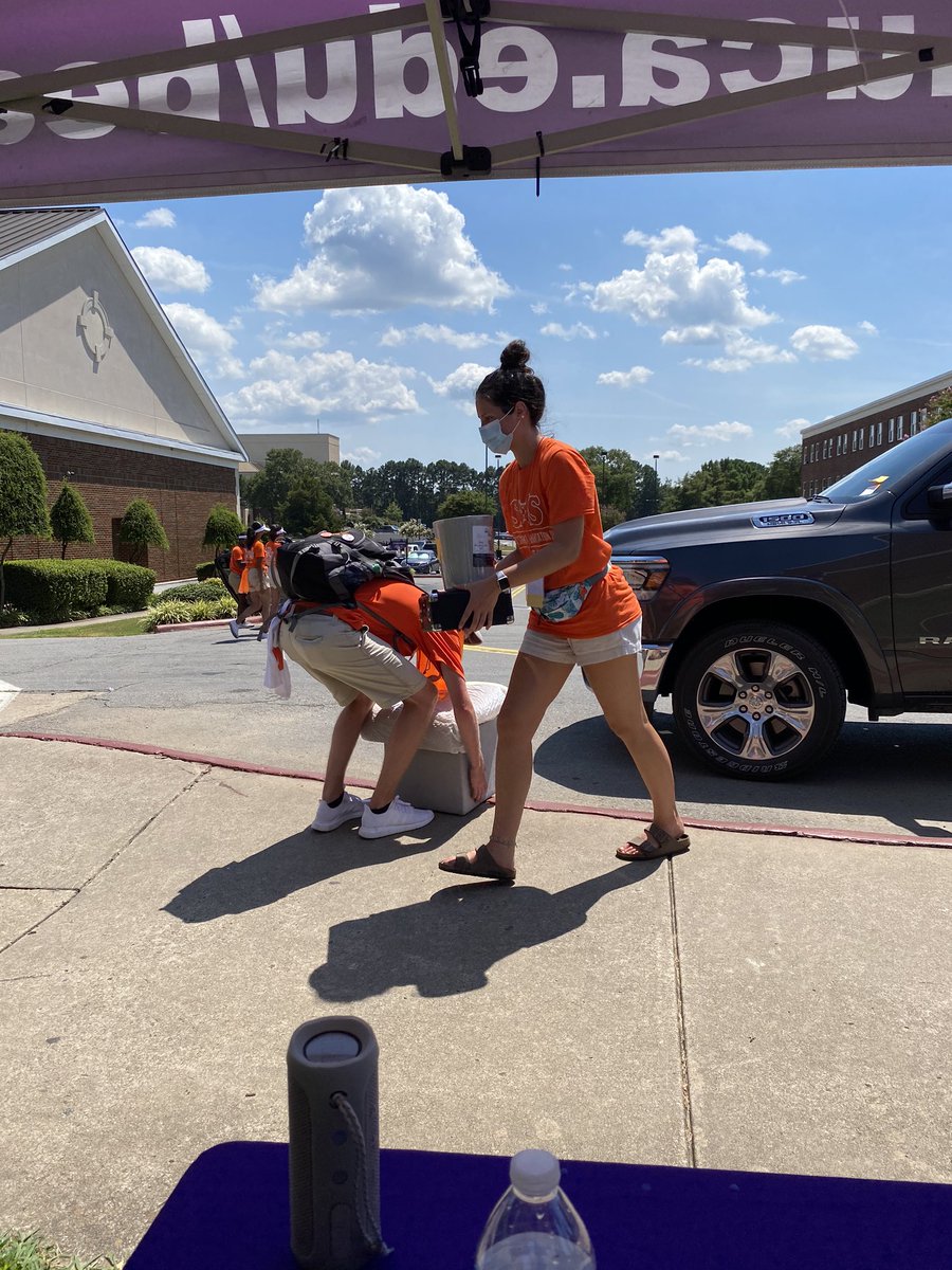 Shout out to <a href="/SOS_Orange/">SOS</a> for their work on move in day!!