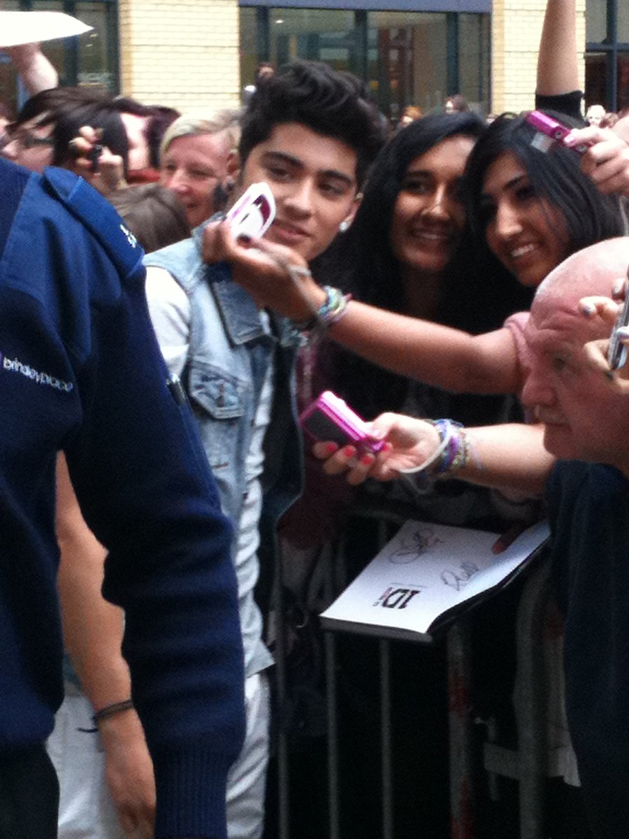 DanOffTheRadio's tweet photo. OMG. 9 years ago today @onedirection popped in to @wearefreeradio and we had to put them on a balcony because the crowds of fans were INSANE. #onedirection https://t.co/e5Viispg92
