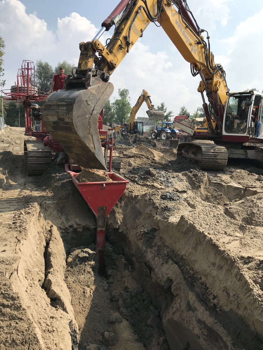 #bemalingsdrainage ingegraven voor <a href="/AWGroep/">AW Groep</a> in #Badhoevedorp. Het riool kan nu in den droge ingegraven worden.