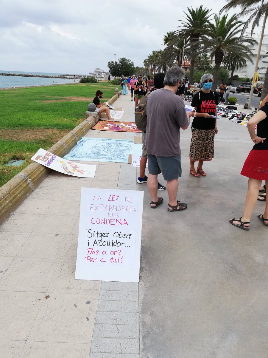 garrielies's tweet image. Aquesta tarda anb @UcfrGarraf acció de suport als venedors ambulants al passeig de Sitges. #regularitzacióxtotes