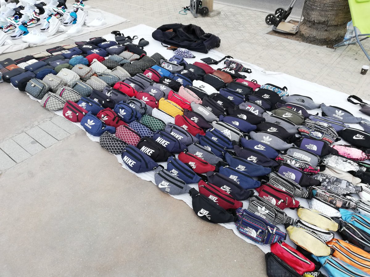 garrielies's tweet image. Aquesta tarda anb @UcfrGarraf acció de suport als venedors ambulants al passeig de Sitges. #regularitzacióxtotes