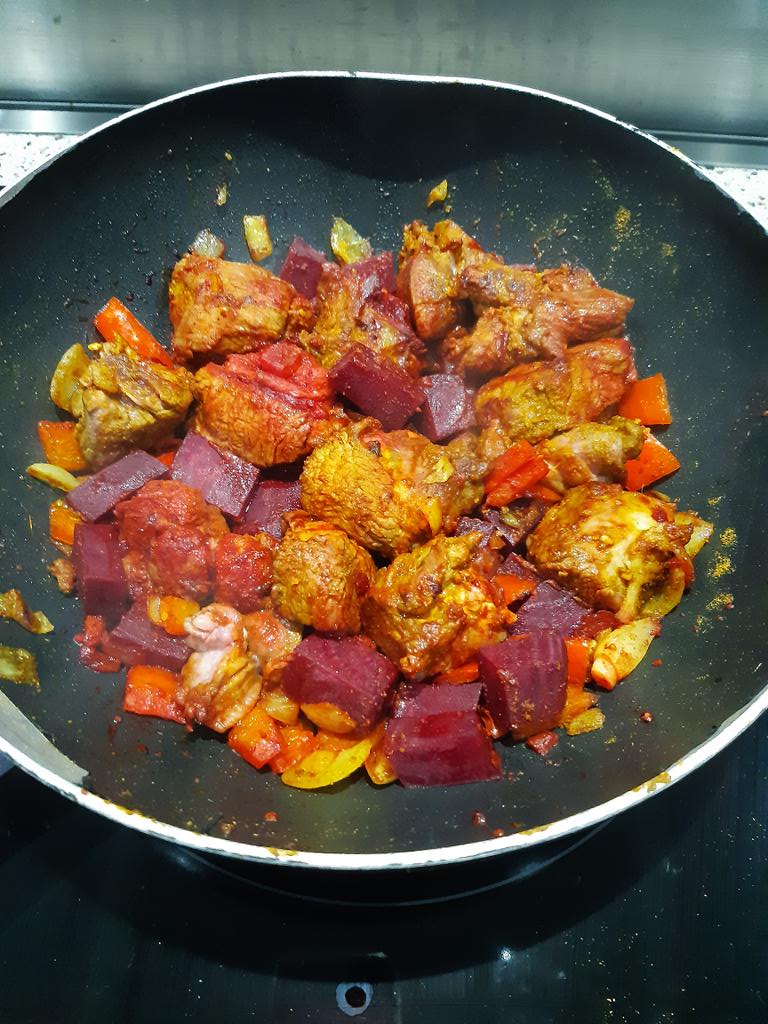 Alialexander67's tweet photo. @s_allwoods Goat rojan Josh combined with home grown onions and beetroot ... thanks Richard ! 😃😃🧅🐐🥘🍻 https://t.co/n33WFxM3Yj