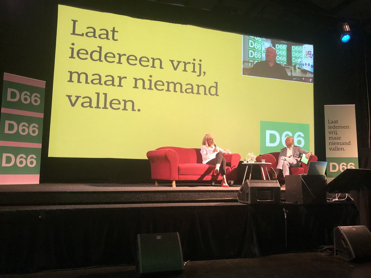 WicharD66's tweet photo. Een volle zaal luistert aandachtig naar de kandidaat #lijsttrekkers #SigridKaag en #TonVisser @D66. #Energiek #inspirerend #dienend https://t.co/hROtAGRNBo