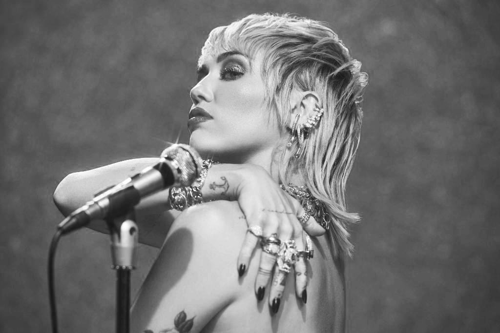 MCyrusArgentina's tweet photo. ¡Hola, @Radiovoxfm! Todos los fans de @mileycyrus queremos pedir su nuevo single, #MidnightSky, para que suene en la radio 💜🇦🇷

¡Muchas gracias! https://t.co/DwVKuM89Vp