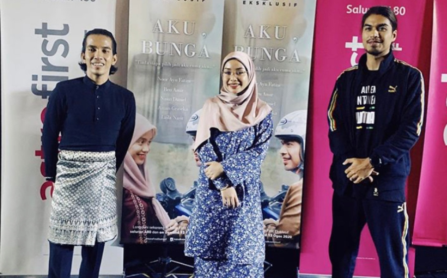 ANDYSAHLAM's tweet photo. Aku, Bunga ni mencerita tentang Bunga, anak penjual cendol yang bercita-cita nak jadi rapper. Kawan baik dia Kahoe (Naim Daniel) memang support dia dan kebetulan pulak, anak orang kaya memerangkap lawyer, Shaq (Ben Amir) suka kat dia.
#AkuBunga #AstroFirstEksklusif https://t.co/0vE94FVhxT