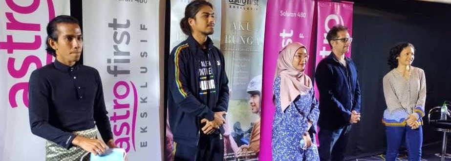 ANDYSAHLAM's tweet photo. Murah betul ye rezeki Bunga ni. Dapat berlakon jadi watak utama, pastu dapat bekerjasama dengan Khabir Bahtia. Power!
#AkuBunga #AstroFirstEksklusif https://t.co/bcF7OjpVpz