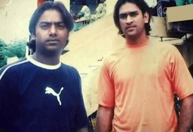 10. Dhoni also played tennis ball cricket for Durga Sporting. He learnt helicopter shot (called 'thappad' shot) from his childhood friend Santosh Lal. MSD was fond of Santosh's aggressive batting style. Unfortunately Santosh succumbed to pancreatitis & died in 2013. PC: Rediff