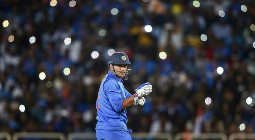 _TheDeverakonda's tweet photo. We need u sir till nxt world cup @msdhoni #MSDHONI https://t.co/kaPmZj5nhF