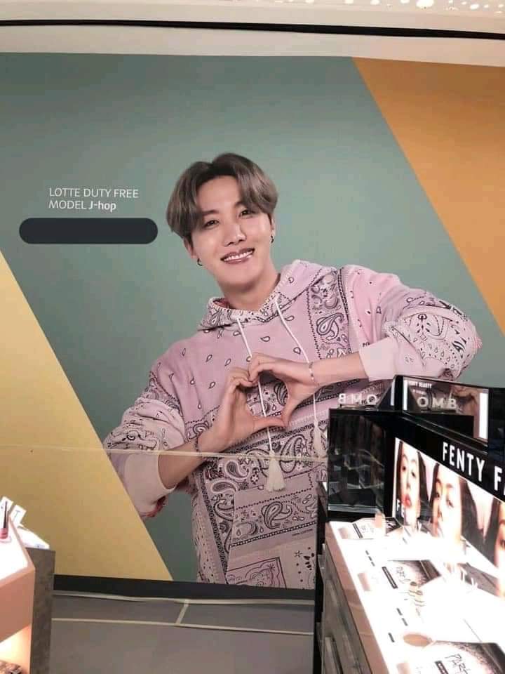 __tichtich__'s tweet photo. The Lotte Duty Free wall ad set up for j-hope has been found with an error in the spelling of his name. 

Please tend to this and fix j-hope’s name in this ad as soon as possible
@lottedfs_global @BigHitEnt https://t.co/jPpCMxngXC